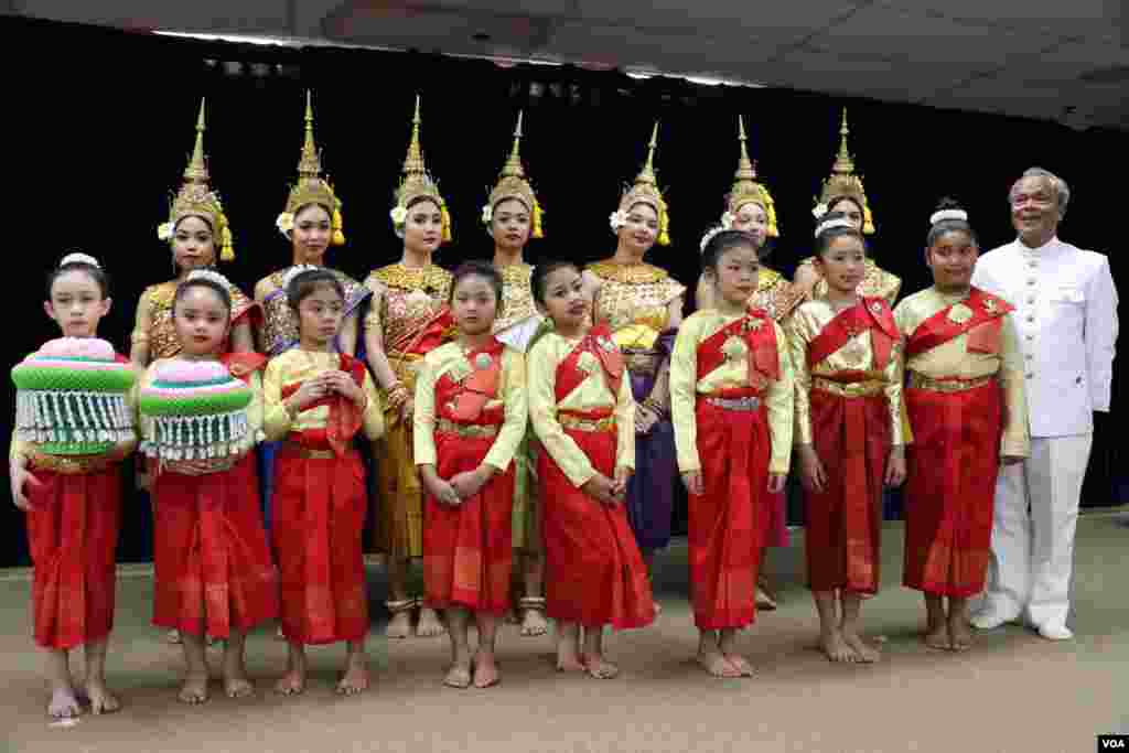 អ្នកសម្តែងក្មេងៗត្រៀមរាំរបាំប្រពៃណីខ្មែរ។ (ចាប ចិត្រា/VOA)