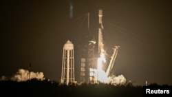 SpaceX Falcon 9 raketa lansirana noseći lunarni sletnik Firefly Aerospace Blue Ghost kao primarni teret i japanski ispaceov Resilience lender kao sekundarni teret, iz svemirskog centra Kennedy u Cape Canaveralu, Florida, 15. januara 2025.