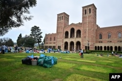 จนท.ของมหาวิทยาลัย UCLA เข้าทำความสะอาดที่ ๆ เคยเป็นที่ตั้งของเต็นท์ผู้ประท้วงสนับนสนุนปาเลสไตน์ หลังตำรวจเข้าสลายการชุมนุมเมื่อก่อนรุ่งสางวันที่ 2 พ.ค. 2567
