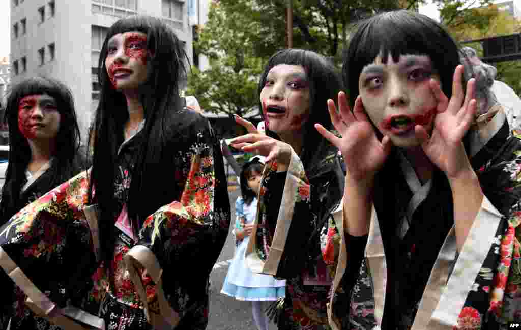 Warga Jepang melakukan parade Halloween di kota Kawasaki.