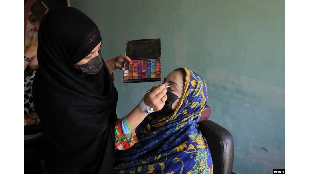 Afghan women attend beautician and makeup class at the Skills Academy for Needy Aspirants, in Peshawar, Pakistan July 13, 2023. (REUTERS/Fayaz Aziz)