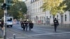 Sejumlah anggota kepolisian Jerman berjaga di depan kompleks komunitas Kahal adass Jisroel, yang mencakup sebuah sinagoge dan taman kanak-kanak, di Berlin, pada 18 Oktober 2023. (Foto: AP/Markus Schreiber) 