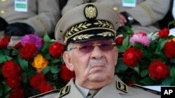 Le chef d'état-major algérien, le général Ahmed Gaid Salah, présidant un défilé militaire à Alger, le 1er juillet 2018.