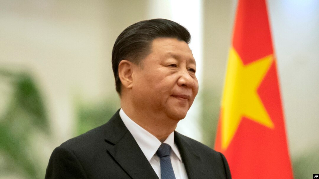 El presidente chino, Xi Jinping, se encuentra durante una ceremonia de bienvenida para el presidente de Kiribati, Taneti Maamau, en el Gran Salón del Pueblo en Beijing. 
