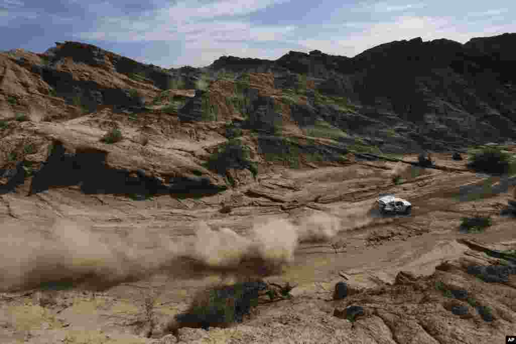 Pengemudi Martin Kaczmarski dan co-pilot Filipe Palmeiro memacu mobilnya dalam lomba balap 'Reli Dakar' antara kota San Juan dan Chilecito di Argentina.