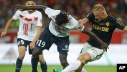 Jésus Jemerson de Monaco, à droite, engagé dans un duel avec Eder de Lille lors d’un match comptant pour la Ligue française de football au stade Lille Métropole, à Villeneuve d'Ascq, au Nord de la France, 10 septembre 2016.