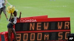 Ruth Jebet de Bahreïn pose à côté du plateau montrant le nouveau record mondial qu’elle a établi un nouveau au 3000 m steeple dames lors du meeting d'athlétisme Diamond League de l’ IAAF au Stade de France à Saint-Denis, à Paris, 27 août 2016. 