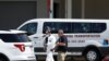 Un secouriste portant un équipement de protection à l'extérieur du terminal passagers où le navire Coral Princess, de la flotte Princess Cruises, avec des patients affectés par COVID-19, est amarré au port de Miami, Floride, États-Unis, le 4 avril 2020. REUTERS / Marco Bello