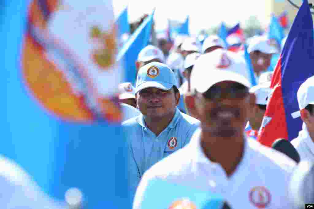 ក្រុមអ្នកគាំទ្រ គណបក្សប្រជាជនកម្ពុជា នៅក្នុងការដង្ហែក្បួនឃោសនាថ្ងៃចុងក្រោយ ក្នុងរាជធានីភ្នំពេញ ថ្ងៃទី២ ខែមិថុនា ឆ្នាំ២០១៧។ (ហ៊ាន សុជាតា/VOA)