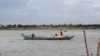 រូបឯកសារ៖ អ្នក​នេសាទ​កំពុង​ចេញ​ទូក​ទៅ​នេសាទ​​នៅ​ទន្លេ​មេគង្គ​ ក្នុង​រាជធានី​ភ្នំពេញ នា​រសៀល​​​​ថ្ងៃ​ទី​២២ ខែ​ឧសភា ឆ្នាំ​២០២១។​ (កាន់ វិច្ឆិកា/វីអូអេ)