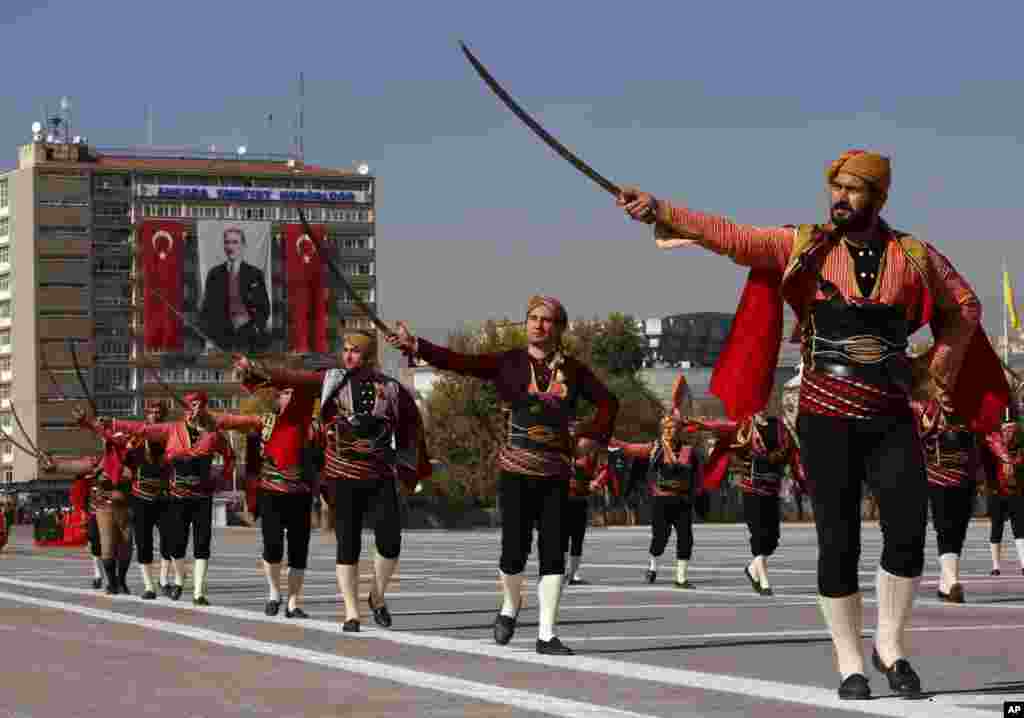 Milisi Seymens, yaitu milisi lokal di Ankara yang membantu Mustafa Kemal Atuturk di Ankara tahun 1919, ikut berpartisipasi dalam peringat hari kemerdekaan Republik Turki.