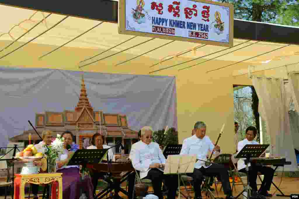 ការសម្ដែងតន្ត្រីប្រពៃណីខ្មែរបន្តផ្ទាល់កំដរអ្នកមកវត្ត។ (ចាប ចិត្រា/VOA)