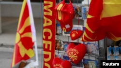 Cendera mata dengan bendera dan nama Macedonia dipamerkan di Skopje, Macedonia, 10 Januari 2018.