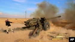 Les troupes gouvernementales syriennes tirent sur des positions du groupe Etat islamique près de Mahin, en Syrie, le 30 janvier 2016.(Alexander Kots/Komsomolskaya Pravda via AP)