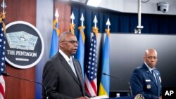 美国国防部长奥斯汀和参联会主席布朗上将在五角大楼举行记者会。（2024年5月20日）