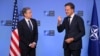 Generalni sekretar NATO-a Mark Rutte, desno, gestikulira dok razgovara sa američkim državnim sekretarom Antonyjem Blinkenom tokom sastanka ministara vanjskih poslova NATO-a u sjedištu NATO-a u Briselu, 3. decembra 2024. godine.
