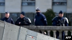Des policiers à une barrière anti-émeute à l'ancien aéroport de Notre-Dame-des-Landes, à Nantes, le 19 mars 2018.