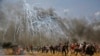Les Palestiniens cherchent à se protéger des gaz lacrymogènes lors d'affrontements avec les forces de sécurité israéliennes près de la frontière entre Israël et la bande de Gaza, à l'est de Jabalia, le 14 mai 2018. ( Archives)