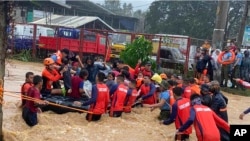 Tim SAR membantu evakuasi penduduk yang terdampak banjir yang dipicu Topan Rai di Cagayan de Oro City, Filipina selatan, Kamis, 16 Desember 2021. (Penjaga Pantai FIlipina via AP)