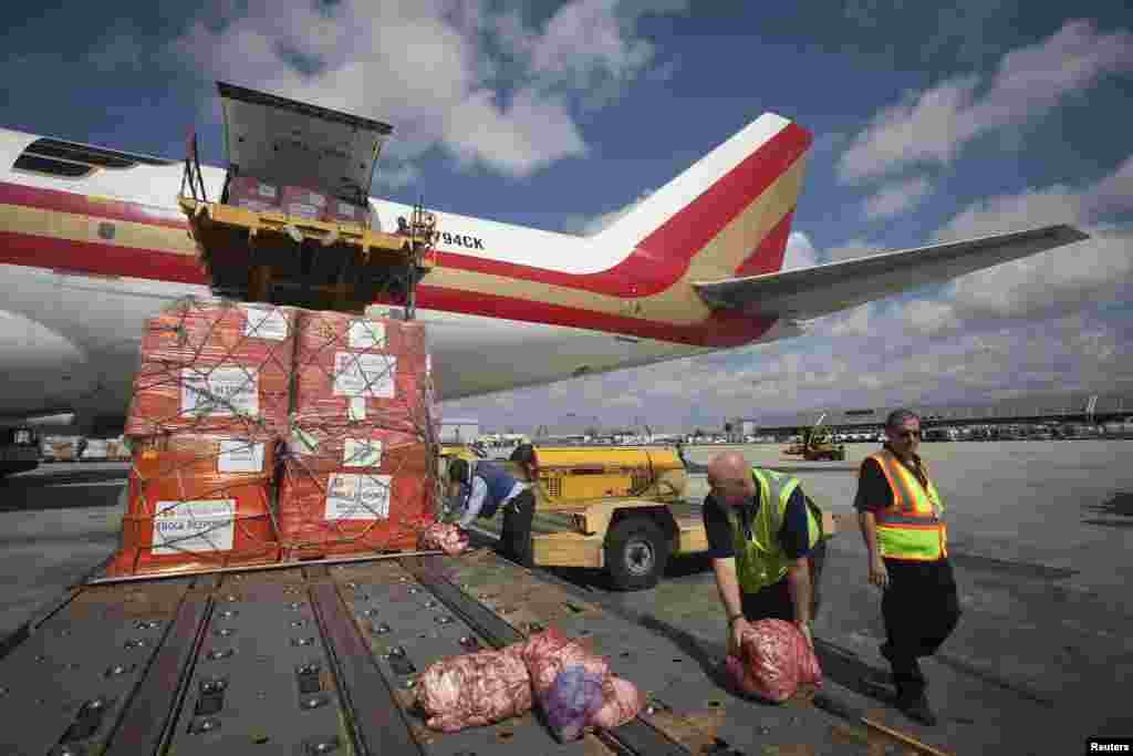 Barang-barang bantuan medis siap dimasukkan ke dalam pesawat 747 di bandara John F.Kennedy, New York (20/9).