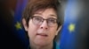 La ministre allemande de la Défense, Annegret Kramp Karrenbauer, à son arrivée pour une réunion des ministres de la Défense de l'UE au Conseil européen à Bruxelles, le 6 mai 2021.