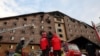 Pripadnici turske žandarmerije ispred hotela poslije požara u skijalištu Kartalkava u Bolu, 21. januara 2025. (Foto: REUTERS/Murad Sezer)