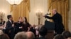 Une stagiaire de la Maison Blanche tente de prendre le micro des mains de Jim Acosta, Washington, le 7 novembre 2018.