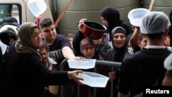 Raseljeni ljudi čekaju u redu za hranu koju priprema dobrotvorna kuhinja, usred tekućih neprijateljstava između Hezbolaha i izraelskih snaga, u centru Bejruta, Liban, 10. oktobra 2024.