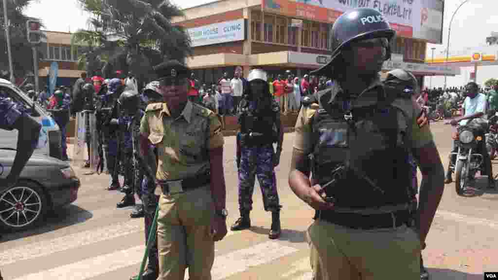 Des policiers ougandais déployés sur le lieu de la manifestation aprés l'interpellation de Kizza Besigye, Kampala, Ouganda, 15 février 2015.
