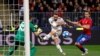Dani Carvajal du Real Madrid tire au but sous la pression d’Ivan Oblyakov du CSKA Moscou lors du match de la phase de groupes de la Ligue des Champions à Msocu, Russie, 2 octobre 2018.