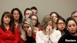 Des victimes d'agression sexuelle au tribunal pour témoigner contre le docteur Nassar dans le Michigan, le 24 janvier 2018.