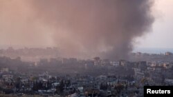 Dim se diže iz Gaze, usred tekućeg sukoba u Gazi između Izraela i Hamasa, što se vidi sa izraelske strane granice, 16. decembra 2024.