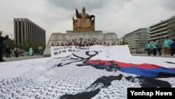 지난 2012년 한글날을 맞아 광화문광장 세종대왕상 앞에 대한민국 제헌헌법 전문 5만 글자가 한글 붓글씨로 쓰여있는 대형 지도가 펼쳐졌다. (자료사진)