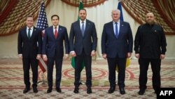 TOPSHOT - Umcebisi kahulumende weMelika obona ngezomvikela, uMnu. Mike Waltz, ophethe uhlangothi olubona ngokudlelana lamanye amazwe uMnu.Marco Rubio, lomcebisi kamongameli weUkraine, Mnu. Andriy Yermak, bathatha umfanekiso besanda kuqhuba umhlangano eSaudi Arabia.