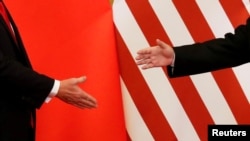 美国总统特朗普2017年11月访华时与中国领导人习近平握手
