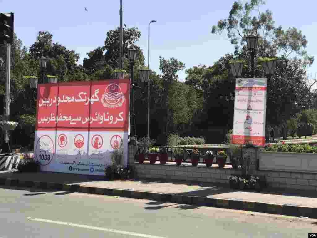 کرونا وائرس سے آگاہی کے لیے ضلعی حکومت کی طرف سے مال روڈ پر مہم بھی چلائی جا رہی ہے۔