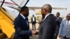 Mokonzi ya ekolo Togo Faure Gnassingbé ayambami na Vital Kamerhe, directeur ya cabinet ya président Félix Tshisekedi, na libanda ya mpepo ya N’Djili, Kinshas, le 15 mars 2015. (Facebook/Fatshi News)