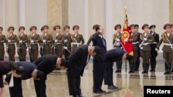 Pemimpin Korea Utara Kim Jong Un mengunjungi Istana Kumsusan untuk memperingati hari lahir ayahnya Kim Jong Il di Pyongyang, Korea Utara, pada 16 Februari 2025. (Foto: KCNA via Reuters)