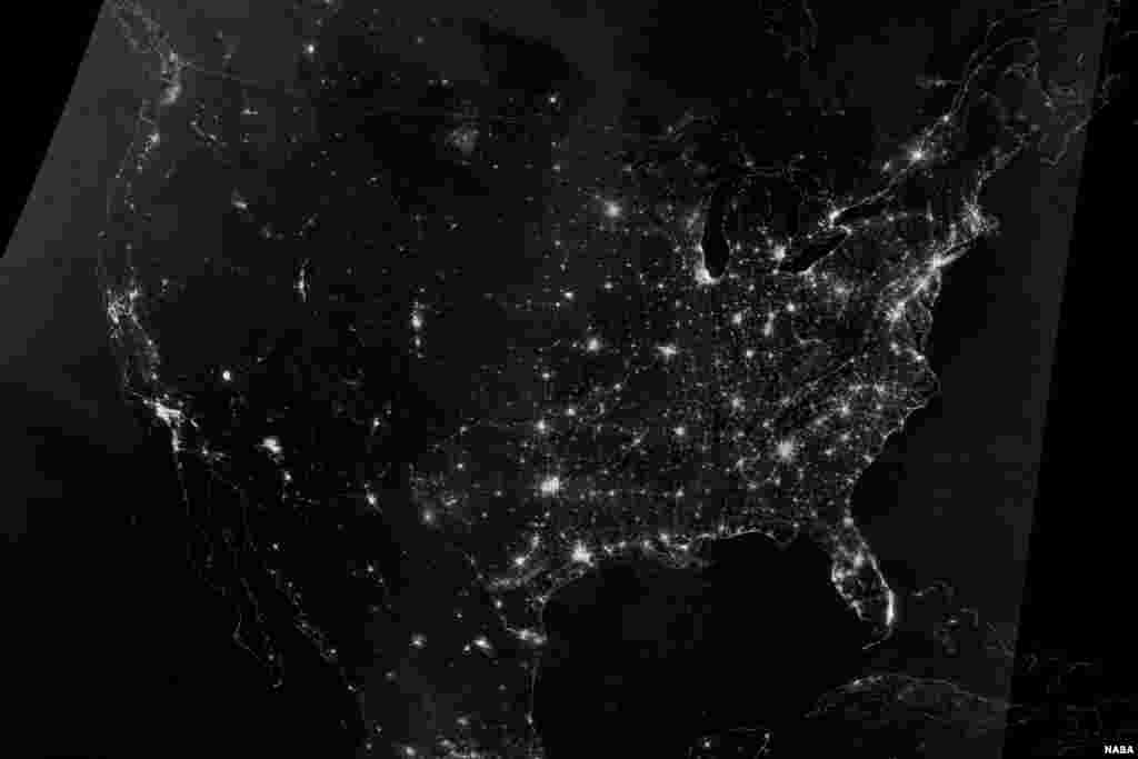 Satelit NASA dengan menggunakan sinar infra merah berhasil mengambil gambar wilayah Amerika pada malam hari (foto: NASA).