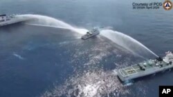 菲律宾海警提供的照片显示，2024年4月30日其一艘船在前往斯卡伯勒浅滩（Scarborough Shoal，中国称黄岩岛）协助该地区菲律宾渔民的途中，遭到中国海警船的水炮攻击而受损。