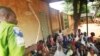 Un enseignant agite le fouet pendant une leçon à l'école islamique de Niamey, capitale du Niger, le 12 juillet 2008. 