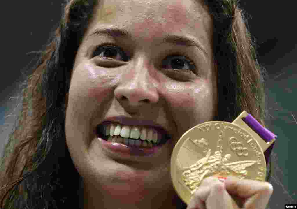 Ranomi Kromowidjojo, perenang Belanda keturunan Indonesia menunjukkan medali emas gaya bebas 100 meter puteri (2/8). Ranomi Kromowidjojo juga meraih emas untuk nomor gaya bebas 50 meter puteri (3/8).
