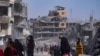 Palestinezët vizitojnë qytetin e shkatërruar të Khan Younis pas tërheqjes së trupave izraelite më 8 prill, 2024/AP
