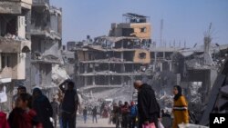 Palestinezët vizitojnë qytetin e shkatërruar të Khan Younis pas tërheqjes së trupave izraelite më 8 prill, 2024/AP