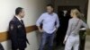 အတိုက်အခံနိုင်ငံရေး ခေါင်းဆောင် Alexei Navalny ကိုတရားရုံးပြင်ပတွင်တွေ့ရစဉ် 