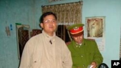 Công an kiểm tra kinh sách Tin Lành tại tư gia Mục sư Nguyễn Công Chính