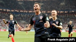 Namicha Kirooshiyaa Mario Mandzukictti goolii biyyitii isaa Waancaa Kubbaa Miilaa bara 2018 Raashiyaa iratti Ingilaanditti galchite lammessootti akkana gammadA. Luzhniki Stadium in Moscow, Russia, Wednesday, July 11, 2018. (AP Photo/ Frank Augstein)