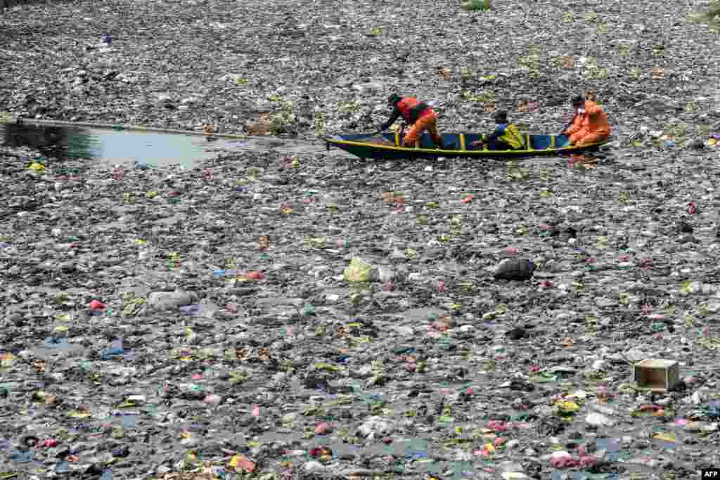 Indoneziyada Chitarum daryosida to&#39;plangan axlat tozalanmoqda.&nbsp;