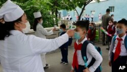 Vérification des températures à l'école primaire Kim Song Ju de Pyongyang, en Corée du Nord, le 3 juin 2020. La Corée du Nord a signalé son premier cas suspect le 25 juillet 2020. (Photo AP)