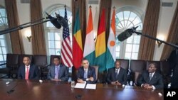 Le président Barack Obama avec ses homologues africains : Mahamoudou Issoufou du Niger, Yayi Boni du Bénin, Alpha Condé de Guinée et Alassane Ouattara pour la Cote d'Ivoire. Le 29 juillet 2011